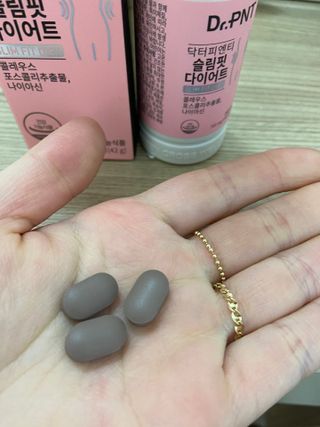 닥터피엔티 [Dr.PNT] 하루 2알로 건강한 다이어트! 한겨울에도 체지방만 쏙~ 슬림핏 다이어트 — 5점을 준 리뷰어가 2022년 12월 올린 사용 사진