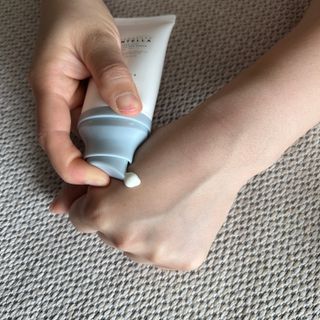 MF[스킨1004] 마다가스카르 센텔라 히알루-시카 워터핏 선세럼 50ml — 5점을 준 리뷰어가 2024년 5월 올린 사용 사진
