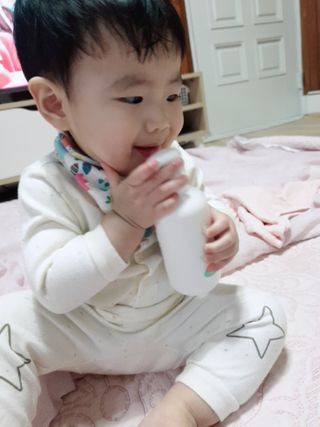 mom e 맘이 내추럴 베이비 케어 샴푸앤바스+로션 — 5점을 준 리뷰어가 2021년 1월 올린 사용 사진