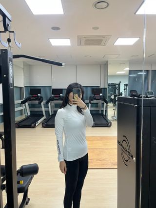 다운블로우DBFWLW-2000-1W FW 여자 스포츠 기능성 골프웨어 기모 이너 티셔츠 (화이트) — 4점을 준 리뷰어가 2024년 12월 올린 사용 사진