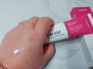 이지듀 DW-EGF 크림 다이브좀_콜라겐이 쏙쏙, 탄력피부로 다이빙 — 4점을 준 리뷰어가 2021년 2월 올린 사용 사진