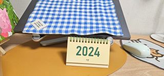 리훈 2024년달력 언더모니터 미니 탁상달력 — 5점을 준 리뷰어가 2023년 10월 올린 사용 사진