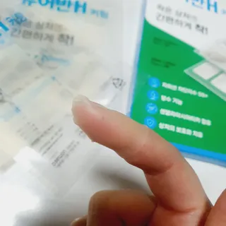 [큐어반H 커팅] 간편하게 떼서 쓰는 자외선차단 습윤밴드 (1팩/30매입) — 3점을 준 리뷰어가 2022년 11월 올린 사용 사진