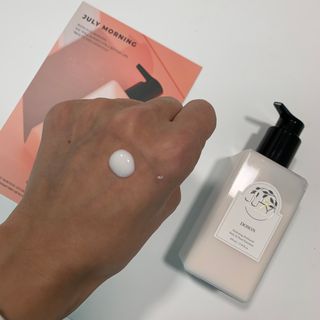 줄라이 모닝 _ JULY MORNING 줄라이모닝 하이드레이팅 퍼퓸드 바디앤핸드 에멀젼 — 5점을 준 리뷰어가 2021년 12월 올린 사용 사진