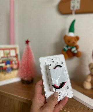 아카라 조명 스위치를 누워서 끄는 방법 (스마트 조명 스위치 2구 + 무선 리모트 스위치 1구 T1, 스마트 허브 E1) — 5점을 준 리뷰어가 2021년 11월 올린 사용 사진