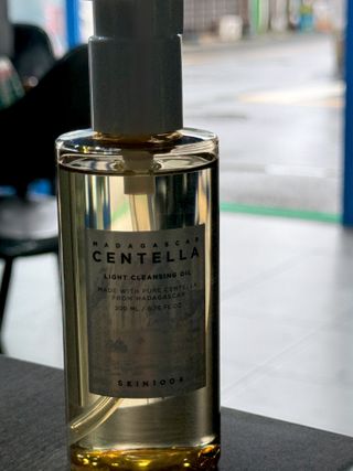 스킨1004 [SKIN1004] 마다가스카르 센텔라 라이트 클렌징 오일 200ml — 5점을 준 리뷰어가 2024년 7월 올린 사용 사진