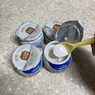 매일바이오 그릭요거트 오리지널 플레인 4개, 로스터리 커피믹스 4개 — 5점을 준 리뷰어가 2021년 12월 올린 사용 사진