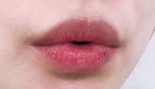틱톡 [후르디아] 튼입술해결템 올리브영 블루베리 하이드레이팅 허니 립밤 — 5점을 준 리뷰어가 2023년 10월 올린 사용 사진