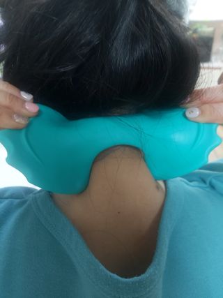 힐니스북 [힐마이넥]   거북목 통증완화를 위한 휴대용 목 안마기 — 4점을 준 리뷰어가 2022년 12월 올린 사용 사진