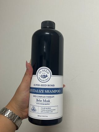 [닥터시드]슈퍼시드밤 리바이탈라이즈 샴푸 베베머스크향 1000ml — 5점을 준 리뷰어가 2024년 8월 올린 사용 사진
