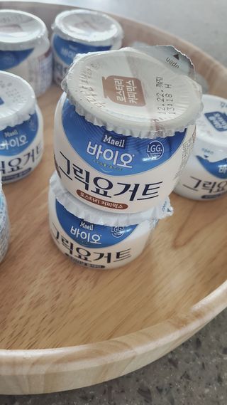 매일바이오 그릭요거트 오리지널 플레인 4개, 로스터리 커피믹스 4개 — 5점을 준 리뷰어가 2021년 12월 올린 사용 사진