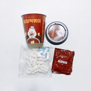 유비쿡 컵떡볶이 매운컵떡볶이2개/ 짜장컵떡볶이 2개  총 4개세트 — 5점을 준 리뷰어가 2021년 2월 올린 사용 사진