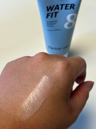나우 [리브엠]피부 속부터 겹겹이, 촘촘하게! 워터핏8중 수분착붙 크림 — 5점을 준 리뷰어가 2025년 5월 올린 사용 사진