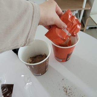 유비쿡 컵떡볶이 매운컵떡볶이2개/ 짜장컵떡볶이 2개  총 4개세트 — 5점을 준 리뷰어가 2021년 4월 올린 사용 사진