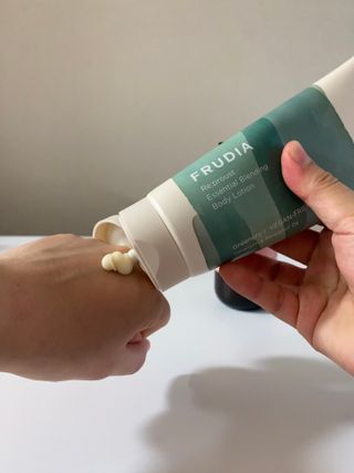 틱톡 [후르디아] 올리브영 아로마 비건 바디워시1종+바디로션1종 (그리너리) — 5점을 준 리뷰어가 2022년 12월 올린 사용 사진