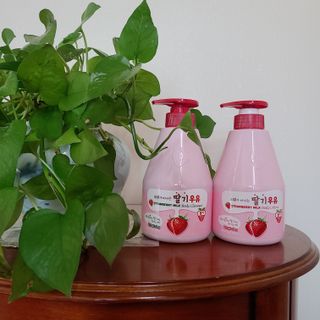[과일나라] 피부가 마시는 딸기우유 바디클렌저&바디로션 — 5점을 준 리뷰어가 2022년 2월 올린 사용 사진