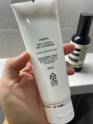 리엔케이 인텐스 브라이트닝 비타 스크럽 클렌징 폼 — 5점을 준 리뷰어가 2023년 9월 올린 사용 사진