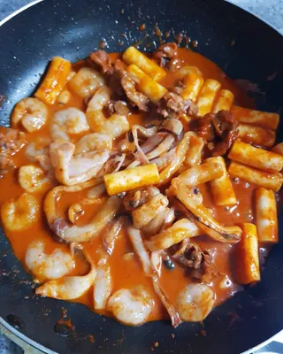 화끈한녀석들 새오똥400g 새우,오징어,똥집 볶음요리 소스,밀떡, 참기름 포함 — 5점을 준 리뷰어가 2022년 12월 올린 사용 사진