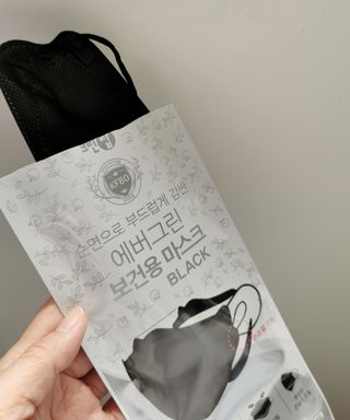 에버그린 순면 끈조절 KF80 마스크 - 화이트/블랙 컬러 대형 - 10매 — 4.5점을 준 리뷰어가 2021년 6월 올린 사용 사진