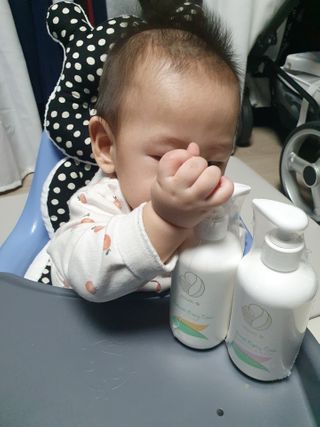 mom e 맘이 내추럴 베이비 케어 샴푸앤바스+로션 — 5점을 준 리뷰어가 2021년 1월 올린 사용 사진