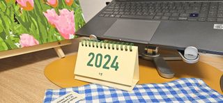 리훈 2024년달력 언더모니터 미니 탁상달력 — 5점을 준 리뷰어가 2023년 10월 올린 사용 사진