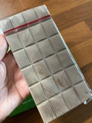 당류2g 자일리톨로 단맛을낸 슈카 퓨어비건 무설탕초콜릿 Xucker vegan 2개입 — 5점을 준 리뷰어가 2021년 4월 올린 사용 사진