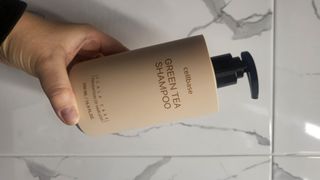 프리마인 더이상 뻣뻣하고 효과없는 탈모샴푸는 NO. 근본부터 케어하는 셀베이스 그린티샴푸(500ml) — 5점을 준 리뷰어가 2023년 2월 올린 사용 사진