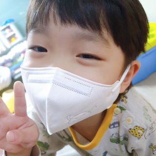 [숨그림]  덴탈마스크 짱구 우리아이 그리고 내가 쓰는 믿을수있는 케릭터 마스크  16종 — 4.5점을 준 리뷰어가 2021년 10월 올린 사용 사진