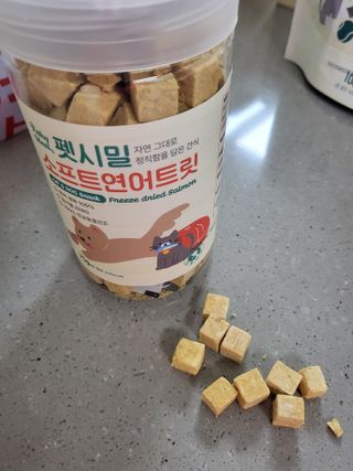 [펫시밀] 원물그대로 영양듬뿍 진공동결건조 북어트릿75g,치킨트릿100g,연어트릿75g 강아지 고양이 간식 — 5점을 준 리뷰어가 2023년 5월 올린 사용 사진