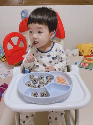 유비맘 캐릭터 실리콘 흡착 식판_색상 랜덤발송 — 5점을 준 리뷰어가 2020년 12월 올린 사용 사진