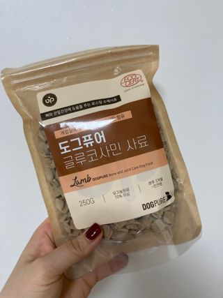 도그퓨어 피부와모질/혼합유산균/글루코사민 유기농 로스팅 사료 — 5점을 준 리뷰어가 2021년 9월 올린 사용 사진