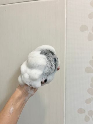 free [아토르] 9종 임상완료 아토르 다름 샴푸바_블랙  프리미엄 두피 케어 샴푸바 — 5점을 준 리뷰어가 2023년 11월 올린 사용 사진