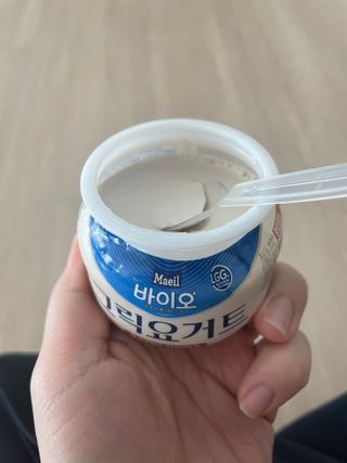 매일바이오 그릭요거트 오리지널 플레인 4개, 로스터리 커피믹스 4개 — 5점을 준 리뷰어가 2021년 12월 올린 사용 사진