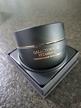 오투에니원 갈락토미세스 비타민 C 프리미엄 블랙스완 크림 50g — 5점을 준 리뷰어가 2022년 12월 올린 사용 사진