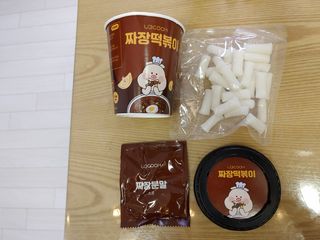 유비쿡 컵떡볶이 매운컵떡볶이2개/ 짜장컵떡볶이 2개  총 4개세트 — 5점을 준 리뷰어가 2021년 3월 올린 사용 사진
