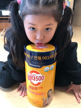 광동생활건강 [광동] 제니비타민C 비타500데일리스틱 180포+제니등신대+제니스티커 — 5점을 준 리뷰어가 2021년 12월 올린 사용 사진
