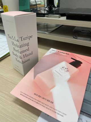 줄라이 모닝 _ JULY MORNING 줄라이모닝 하이드레이팅 퍼퓸드 바디앤핸드 에멀젼 — 5점을 준 리뷰어가 2021년 9월 올린 사용 사진