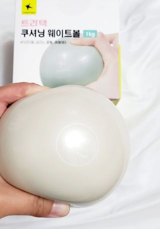 트라택 쿠셔닝 웨이트볼 0.5kg + 1kg SET — 5점을 준 리뷰어가 2022년 4월 올린 사용 사진