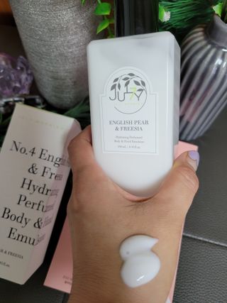 줄라이 모닝 _ JULY MORNING 줄라이모닝 하이드레이팅 퍼퓸드 바디앤핸드 에멀젼 — 5점을 준 리뷰어가 2021년 9월 올린 사용 사진