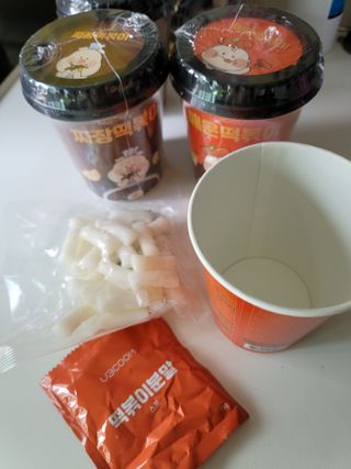 유비쿡 컵떡볶이 매운컵떡볶이2개/ 짜장컵떡볶이 2개  총 4개세트 — 5점을 준 리뷰어가 2021년 2월 올린 사용 사진