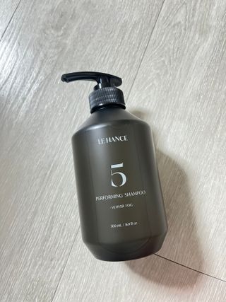 르핸스 퍼포밍 5 샴푸 비반트 포렛/베티버 포그 — 5점을 준 리뷰어가 2022년 12월 올린 사용 사진