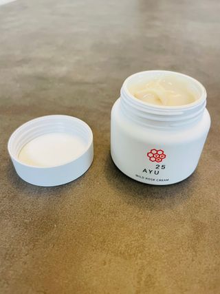 AYU25[아유트웬티파이브]다마스크로즈워터 베이스 천연 수분 촉촉 크림 — 5점을 준 리뷰어가 2021년 4월 올린 사용 사진
