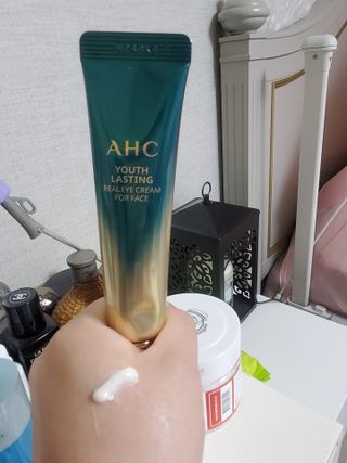 [NEW 탄력유턴 아이크림] AHC 유스 래스팅 리얼 아이크림 포 페이스 — 5점을 준 리뷰어가 2021년 4월 올린 사용 사진