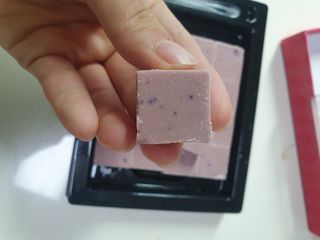 카카오 본연의 색을 간직하고있는 루비초콜릿과 블루베리의 만남, 카카올라 루비베리요거트생초콜릿 — 4점을 준 리뷰어가 2021년 10월 올린 사용 사진