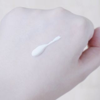틱톡 [후르디아] 백탁NO! 화잘먹 수분광 선 에센스✨ — 4.5점을 준 리뷰어가 2023년 9월 올린 사용 사진