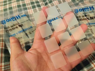 [큐어반H 커팅] 간편하게 떼서 쓰는 자외선차단 습윤밴드 (1팩/30매입) — 5점을 준 리뷰어가 2022년 11월 올린 사용 사진