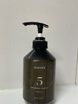 르핸스 퍼포밍 5 샴푸 비반트 포렛/베티버 포그 — 5점을 준 리뷰어가 2022년 12월 올린 사용 사진