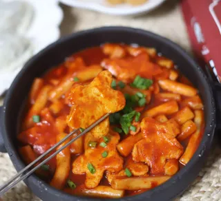 빨간키트 떡볶이 밀키트 2~3인분 매운맛 국물 떡볶이 만들기 쉬운 황금 레시피 분말 소스로 간편한 요리 — 5점을 준 리뷰어가 2021년 8월 올린 사용 사진
