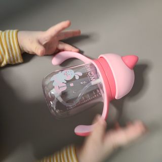 유비맘 트라이탄 코니빨대컵_컬러 랜덤 발송 — 2점을 준 리뷰어가 2021년 3월 올린 사용 사진