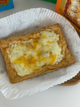 [푸딩팩토리] 페스츄리 피자 4종 택3_파이브 치즈/페퍼로니 비프칠리/고추베이컨 포테이토/허니고르곤졸라 — 5점을 준 리뷰어가 2022년 6월 올린 사용 사진